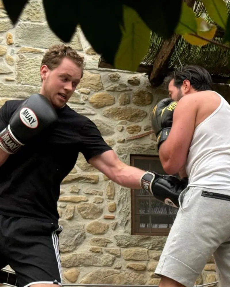 Jens geeft bokstraining buiten